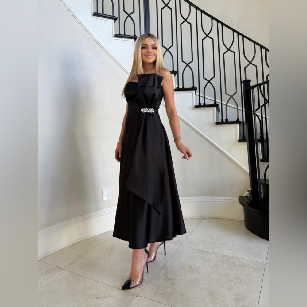 Elegant Black Midi Dress